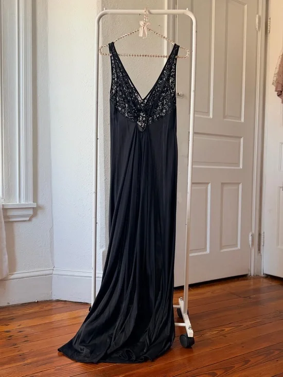 Vintage 70s Olga style 9635 keyhole sleeveless maxi length nightgown black - Picture 2 of 8